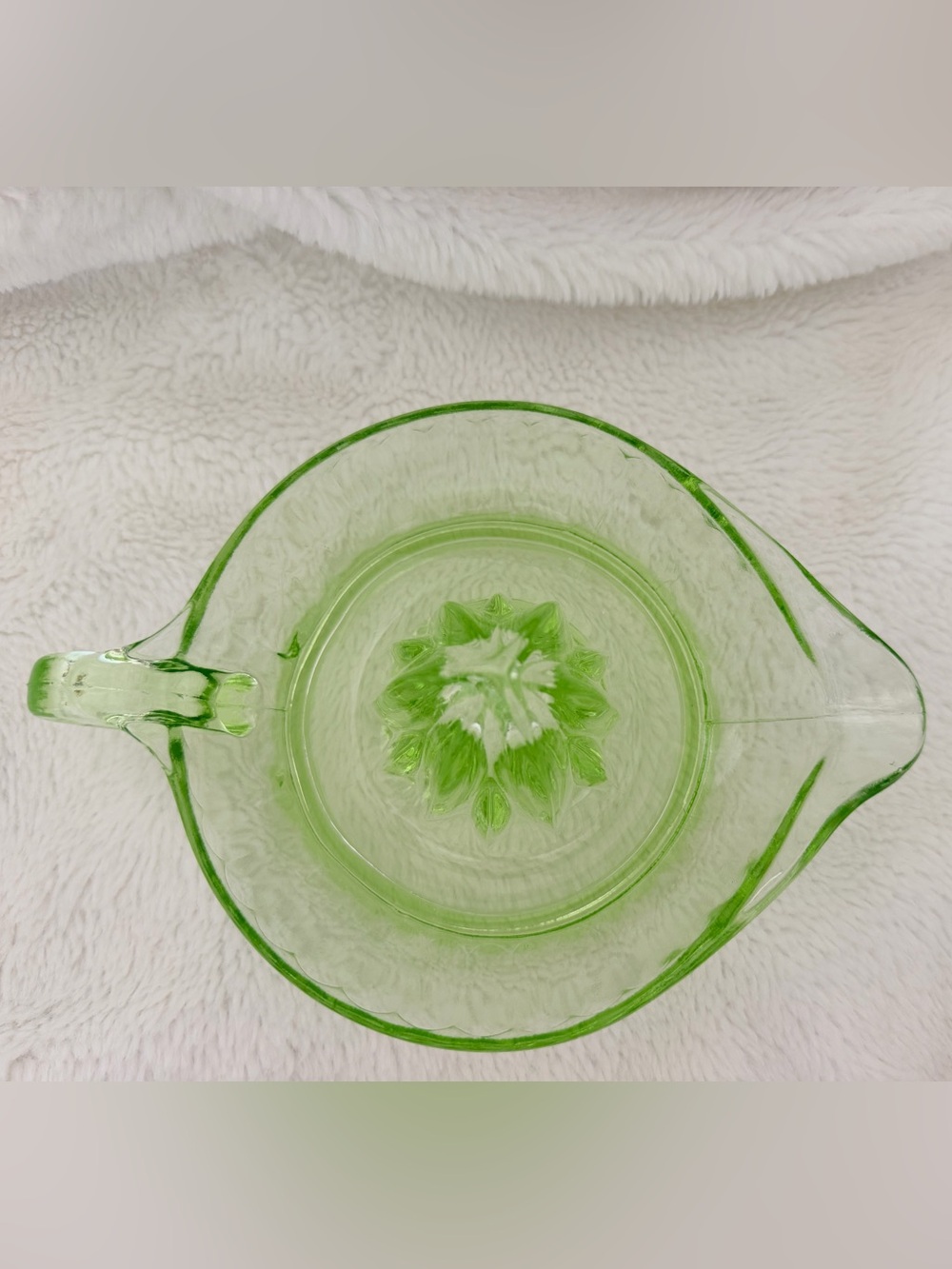Vintage Green Uranium Glass Citrus Reamer Juicer - Depression Glass - Picture 3 of 14